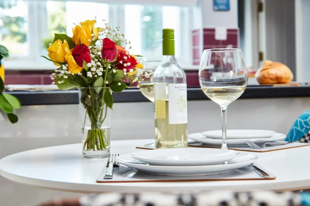 Delven House, Apartment 1 - Self Check-In, Self-Catering Serviced Apartment For East Midlands Airport Castle Donington