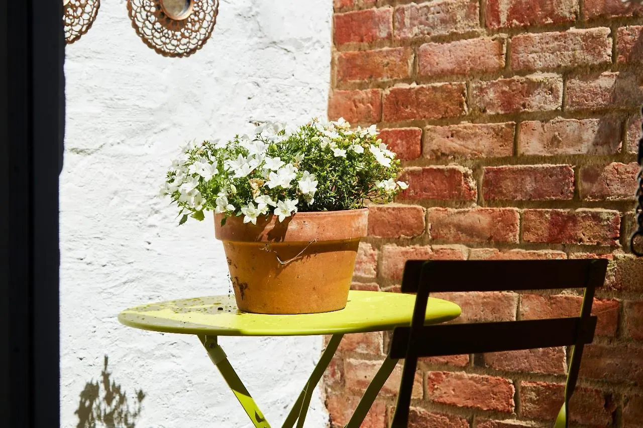 Delven House, Apartment 1 - Self Check-In, Self-Catering Serviced Apartment For East Midlands Airport Castle Donington
