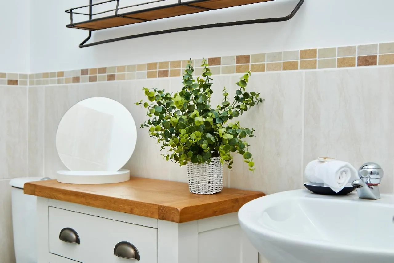 Delven House, Apartment 1 - Self Check-In, Self-Catering Serviced Apartment For East Midlands Airport Castle Donington United Kingdom