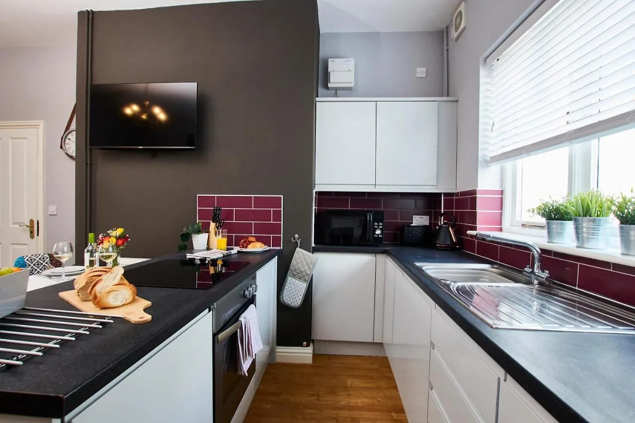Delven House, Apartment 1 - Self Check-In, Self-Catering Serviced Apartment For East Midlands Airport Castle Donington
